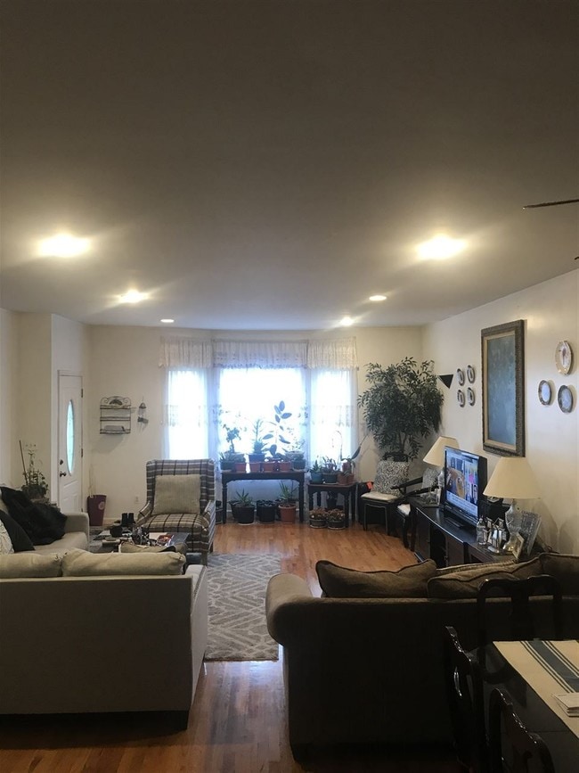 Building Photo - 138 W 58th St