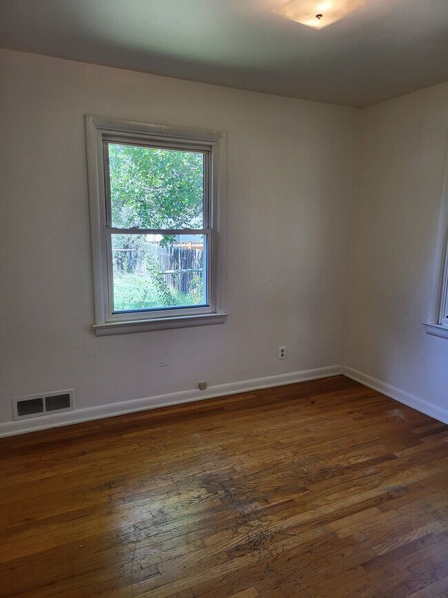 Building Photo - Newly Listed 5 bed 2 bath