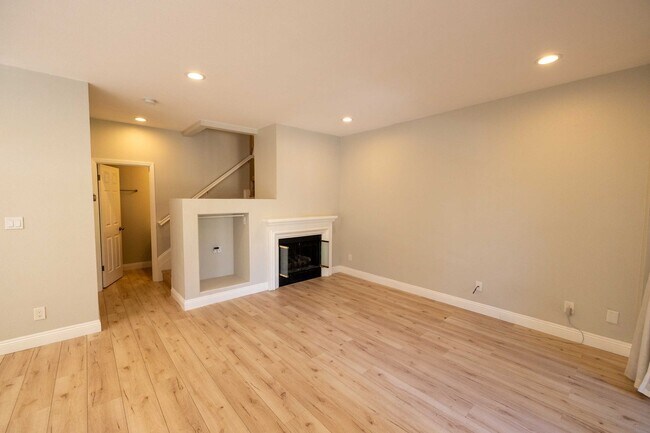 Foto del edificio - Spacious End-Unit Townhome in Gated Liberty Commons