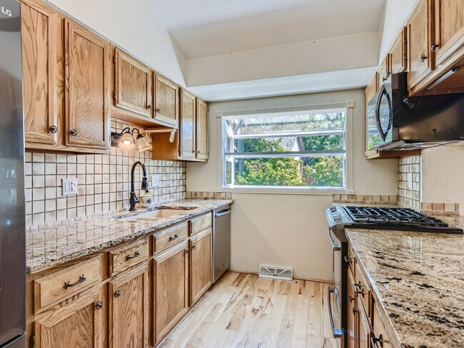 Building Photo - Charming 4 Bedroom 2.5 Bath in Lakewood!