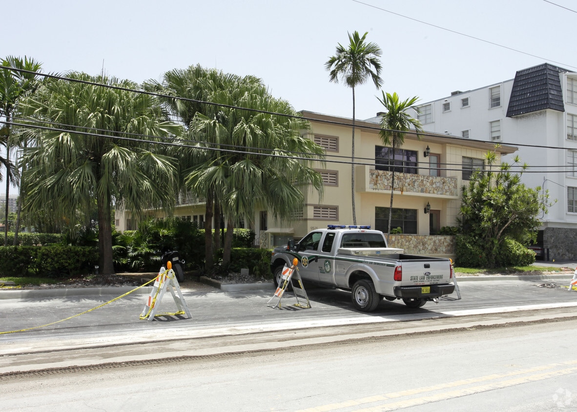 Building Photo - 9521 E Bay Harbor Dr
