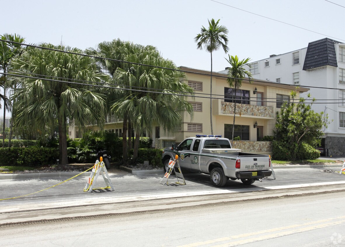 Foto del edificio - 9521 E Bay Harbor Dr
