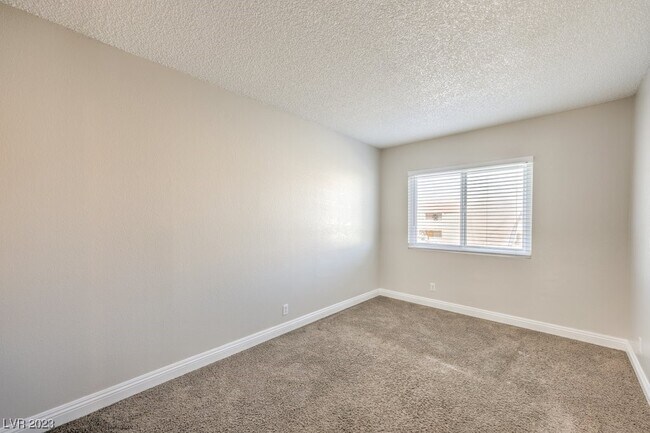 Foto del edificio - 6951 Issac Ave