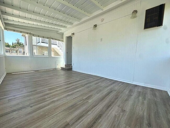 Foto del edificio - 1556 S Beverly Glen Blvd