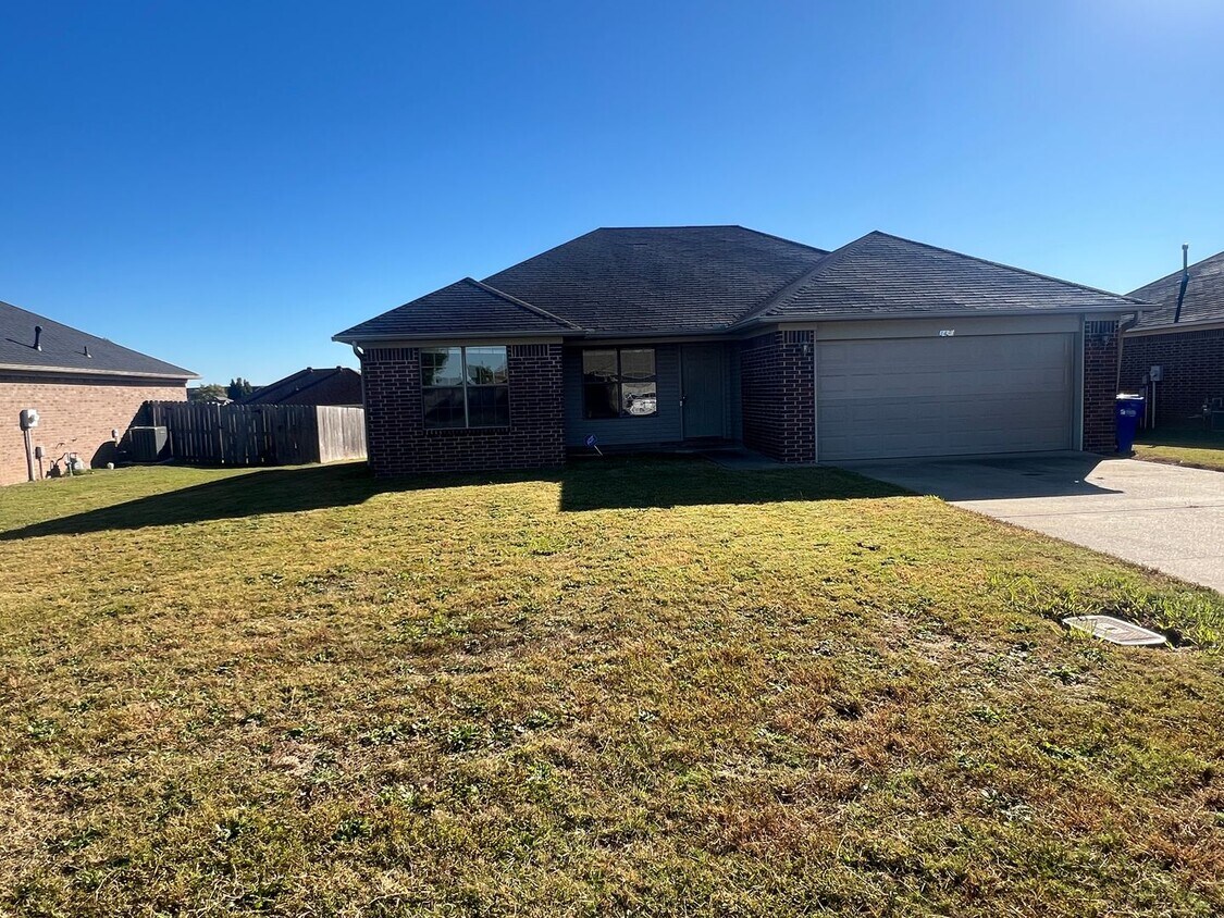 Foto principal - 3 Bed 2 Bath Home