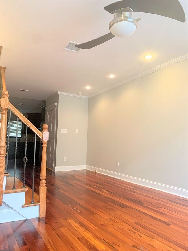 Building Photo - Gorgeous 3-Bedroom Townhouse Located in So...