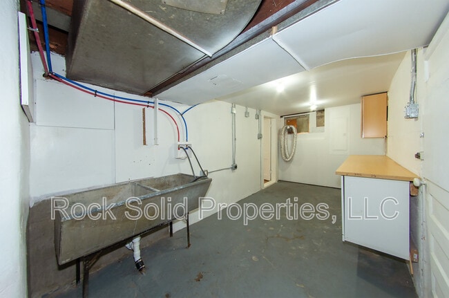 Building Photo - 506 E 7th St