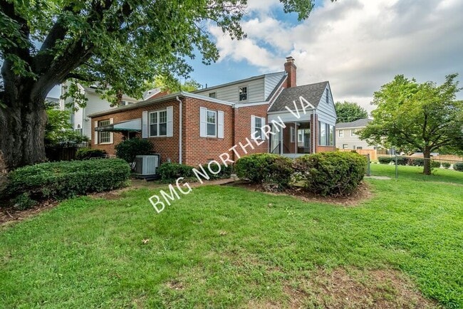 Photo - 2300 N Buchanan St House