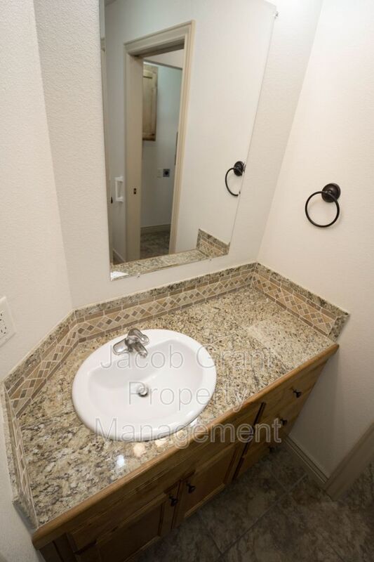 Building Photo - 454 E Center St