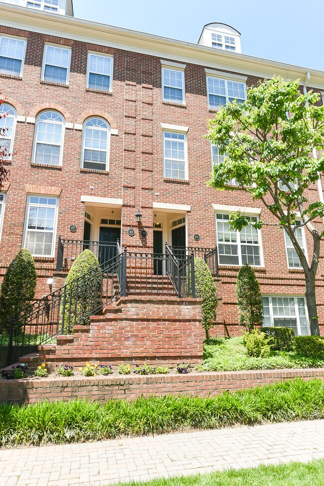Building Photo - 831 N Lincoln St