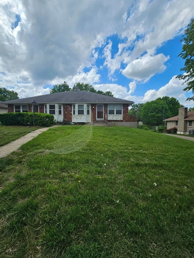 Primary Photo - TOWNHOME IN BLUE SPRINGS!!!