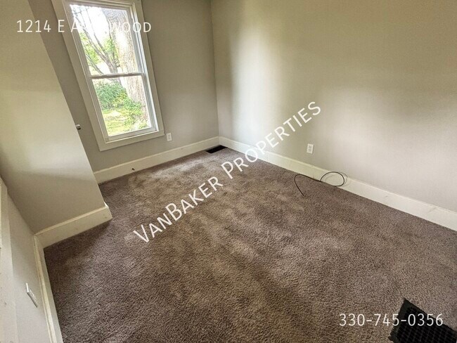 Foto del edificio - 1214 E Archwood Ave