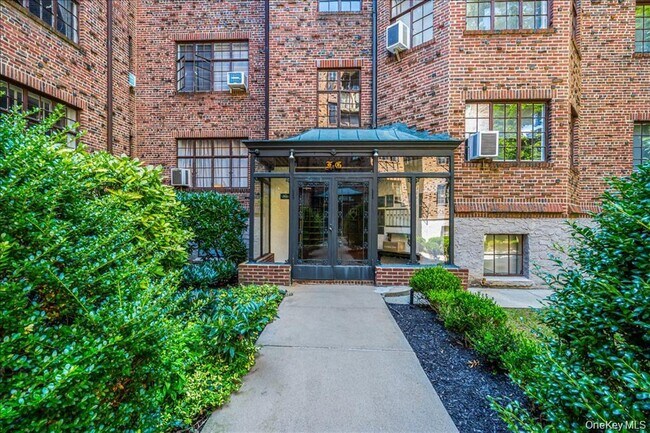Foto del edificio - 38-30 Douglaston Pkwy