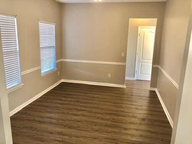 Foto del edificio - 4 bed, 2.5 Bath Home w/ 2 Car Garage in Franklin Green