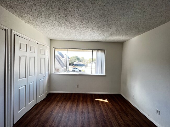 Building Photo - Location! Location! Location! Lovely 2-Story Townhouse