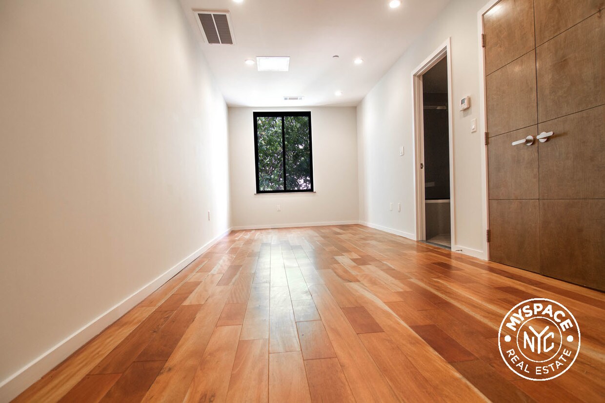 Foto principal - 472 Marcus Garvey Blvd