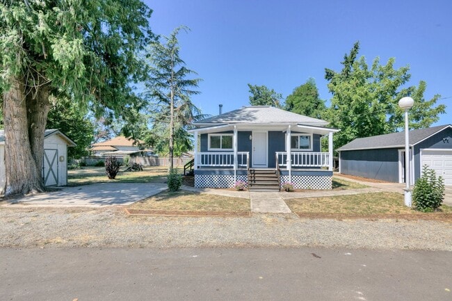 Building Photo - Lovely Remodeled 3 Bedroom, 2 Bath Large Corner Lot in Canby