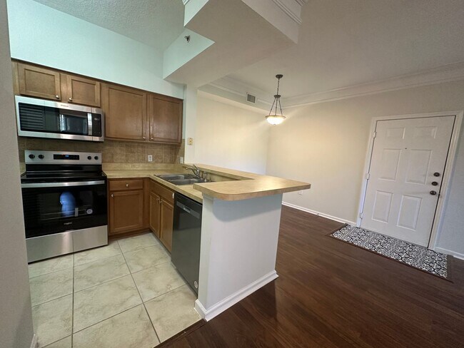 Foto del edificio - Second Floor 1/1 in Gated Palm Beach Garde...
