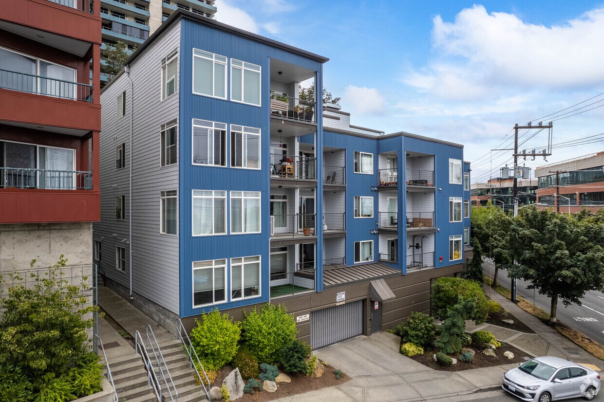 Exterior - 500 Elliott Ave W
