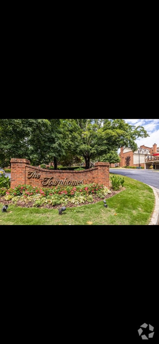 Building Photo - 5 Plantation Dr NE