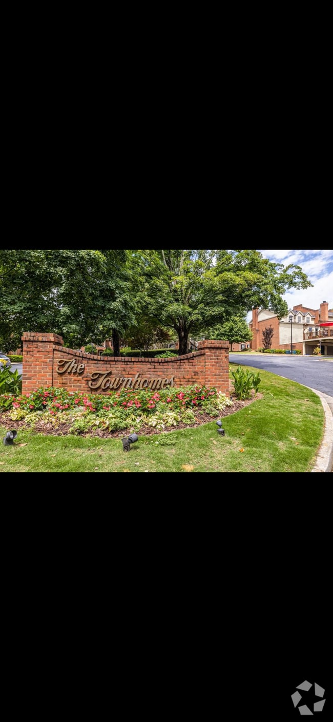 Building Photo - 5 Plantation Dr NE