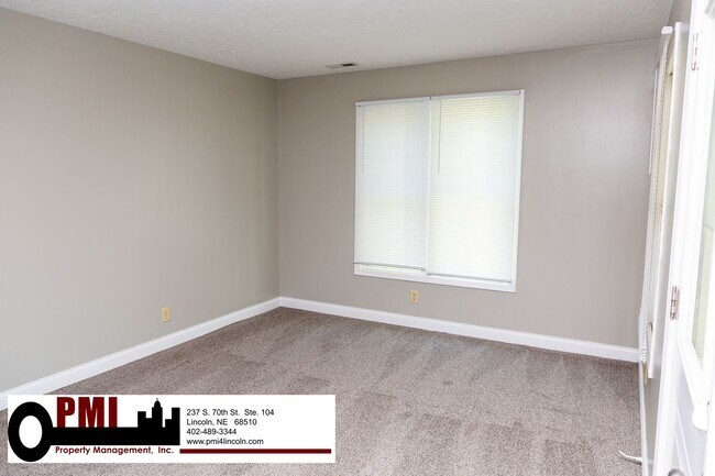 Foto del edificio - 3 Bedroom and 1.5 bathroom Duplex for rent