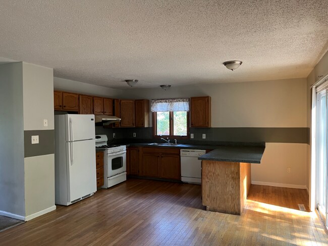 Building Photo - 801 S Ravine Rd