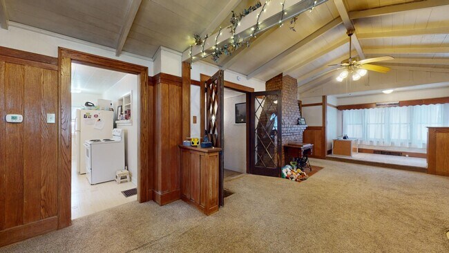 Foto del edificio - Beautiful Woodwork in this Charming Old Home