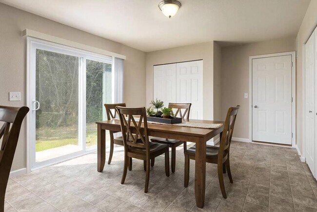 Building Photo - Large 4 Bedroom Newer Home for Lease