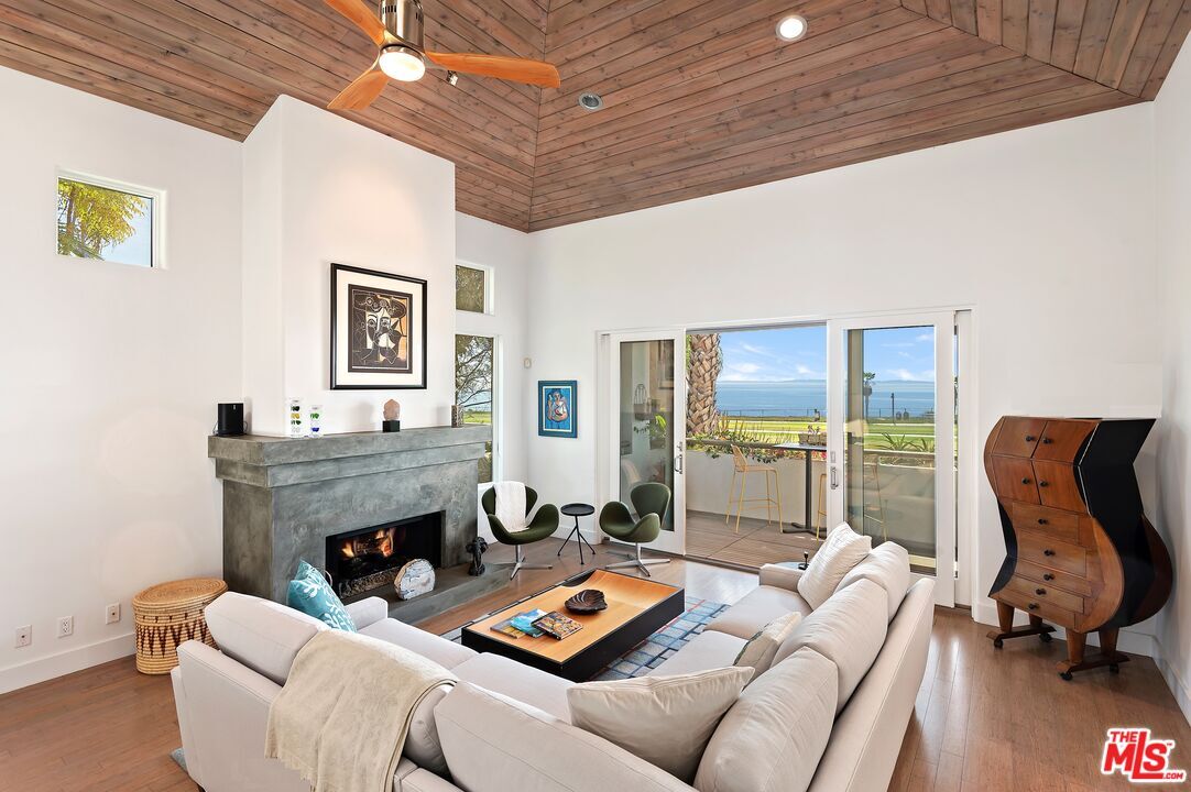 Primary Photo - 1312 Shoreline Dr