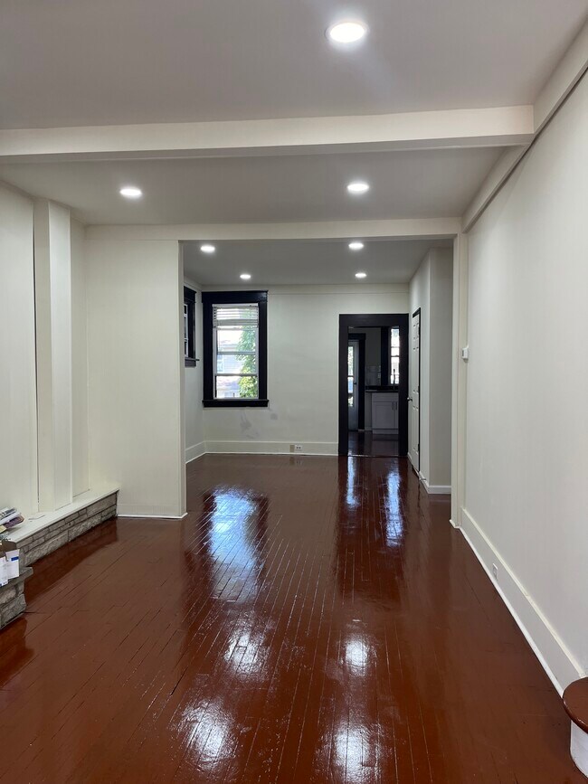 Foto del edificio - 2323 Sherbrook St