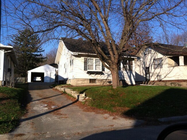 Building Photo - 825 Hudson Ave