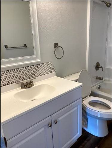 2 baños idénticos - 2512 E Monument St