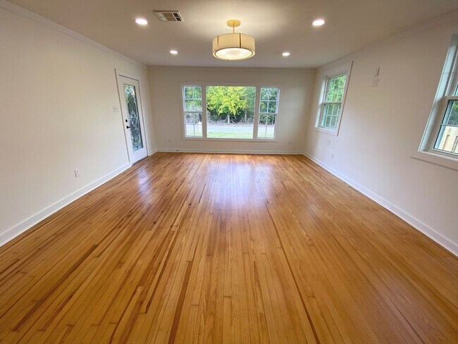 Building Photo - Exquisite Remodeled Home with Move-In Spec...