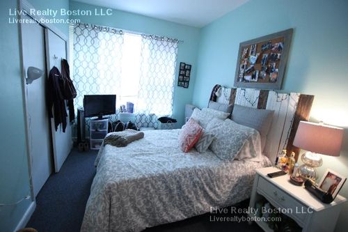 Building Photo - 1758 Beacon St
