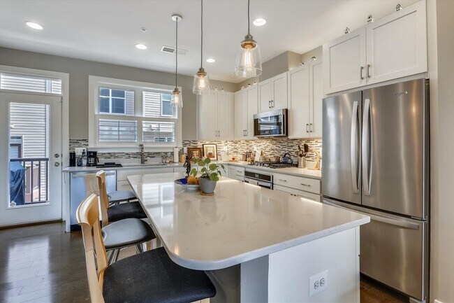 Foto del edificio - GREAT LOCATION!! Stunning 3BD/3.5BA luxury 4-level townhouse!