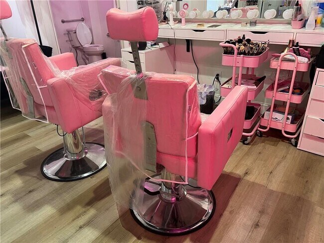 Building Photo - 692 East Ave