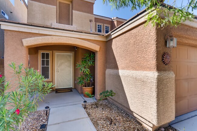 Building Photo - Comfortable 4 BR Classic Home w/Pool