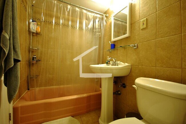 Foto del edificio - 170 Winthrop Rd