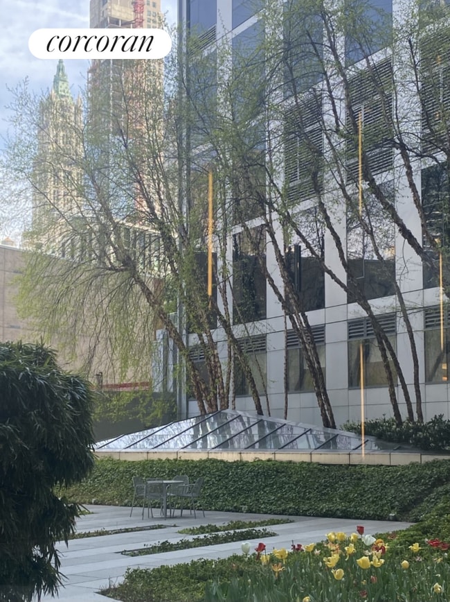 Building Photo - 200 Chambers St