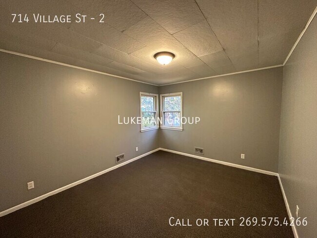 Building Photo - 714 Village St