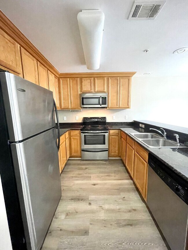 Building Photo - Upgraded 2Bed/2Bath Condo in the Heart of ...