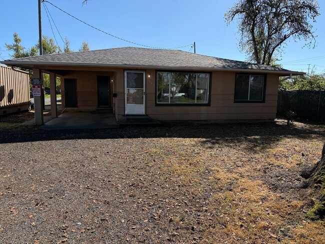 Building Photo - 2 bed, 1 bath house in Springfield