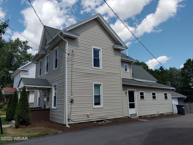 Building Photo - Spacious home