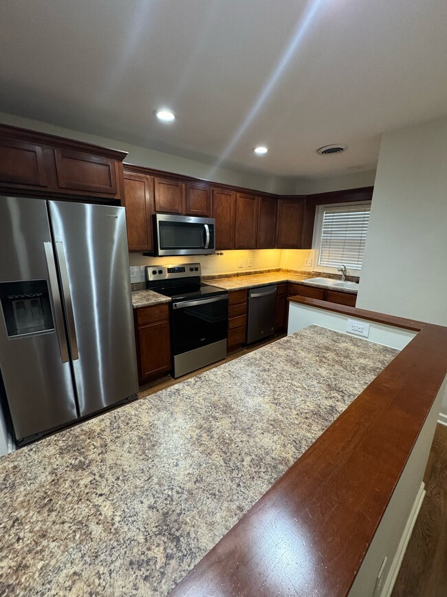 Foto del edificio - 6529 Deane Hill Dr #43