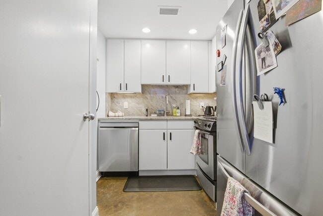 Building Photo - 9 W Broadway