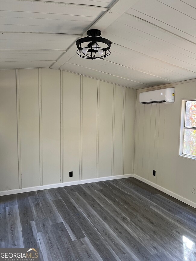 Foto del edificio - 833 Garrison Rd