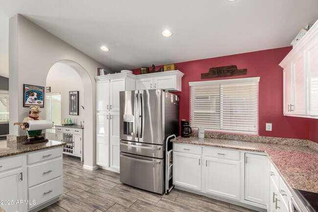 Foto del edificio - 16325 W Paradise Ln