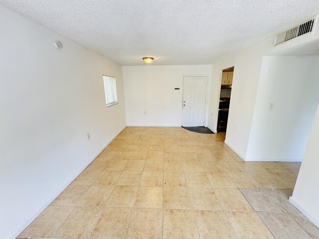 Foto del edificio - 1068 Benoist Farms Rd