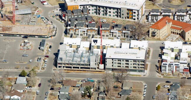 Foto aérea - The Aria Row Homes